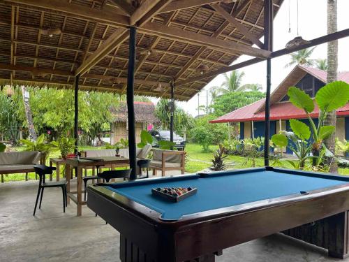 Biliár nebo kulečník v ubytování Dawn Patrol Siargao