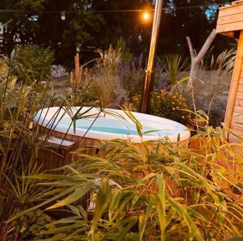 un matelas installé sur une table dans un jardin dans l'établissement Refuge de Campagne 