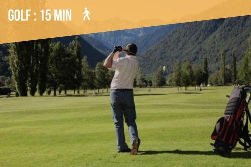 un homme prenant une photo d'un parcours de golf dans l'établissement t1 bis cosy RDC avec terrasse centre luchon, à Luchon