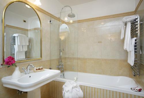 羅馬的住宿－萬神殿酒店，一间带水槽、浴缸和镜子的浴室