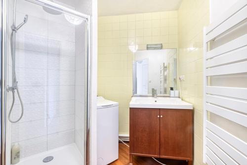 une salle de bain avec une douche, un lavabo et des toilettes dans l'établissement Le Méditerranéen T2 avec Garage,Ascenseur,Balcon, à Angers