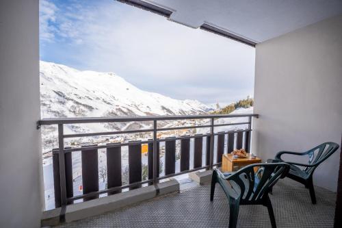 a balcony with a view of a snowy mountain at Résidence Azureva Les Menuires in Les Menuires