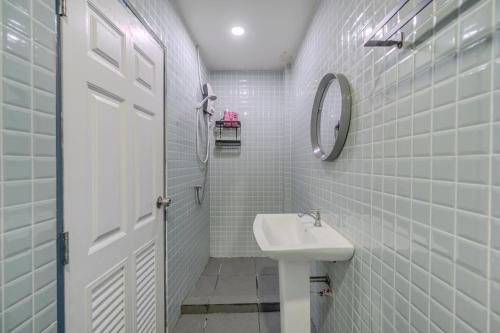 a white bathroom with a sink and a mirror at Spacious Haven Chatuchak Market 5BR 10 Sleeps RB1 in Ban Zong Katiam