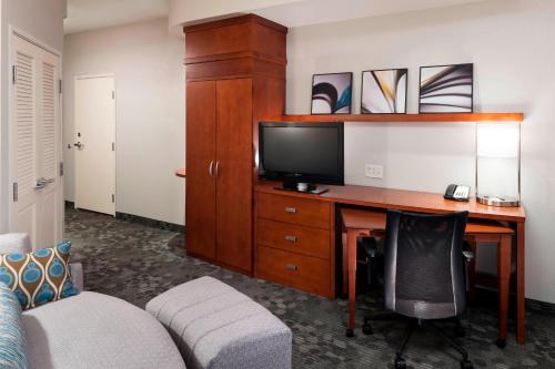 Μια τηλεόραση ή/και κέντρο ψυχαγωγίας στο Courtyard by Marriott Franklin Cool Springs