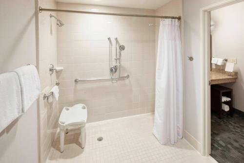Ένα μπάνιο στο Courtyard by Marriott Franklin Cool Springs