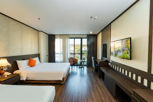 En eller flere senge i et værelse på The One Ha Long Hotel