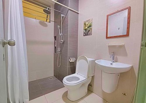 Koupelna v ubytování Airly Cybersquare Ensuite with Pool View #CS7