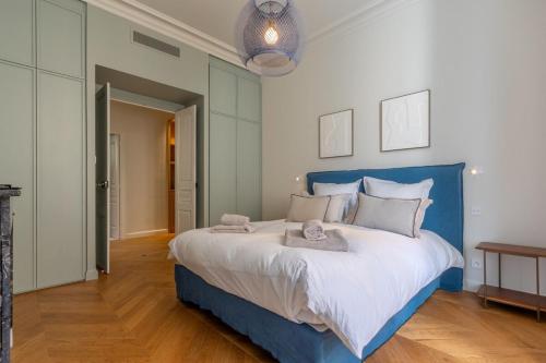 une chambre avec un lit bleu avec des serviettes dessus dans l'établissement Casalonga - Prestige Préfecture Comfort - by TGB, à Ajaccio