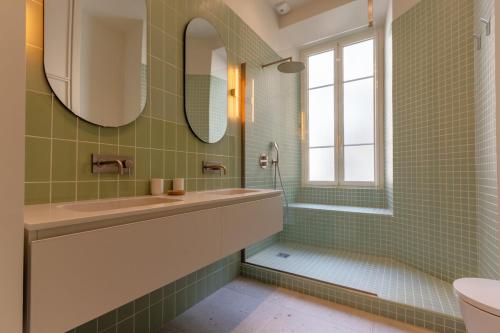 une salle de bain avec un lavabo et un miroir dans l'établissement Casalonga - Prestige Préfecture Comfort - by TGB, à Ajaccio