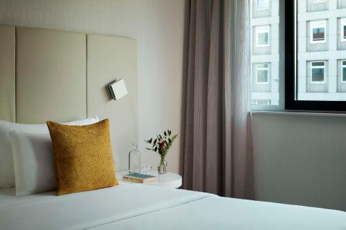 a hotel room with a bed and a window at Avani Frankfurt City Hotel in Frankfurt/Main
