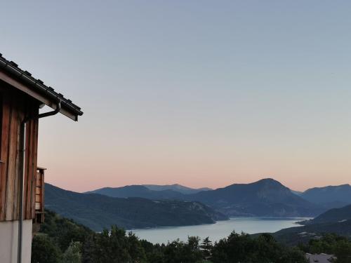 T2 vue lac serre ponçon piscine & tennis