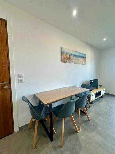 une salle de conférence avec une table et des chaises en bois dans l'établissement Appartement Felicíta, à Saint-Florent