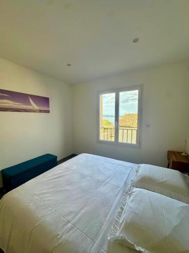 une chambre avec un grand lit avec une fenêtre dans l'établissement Appartement Felicíta, à Saint-Florent