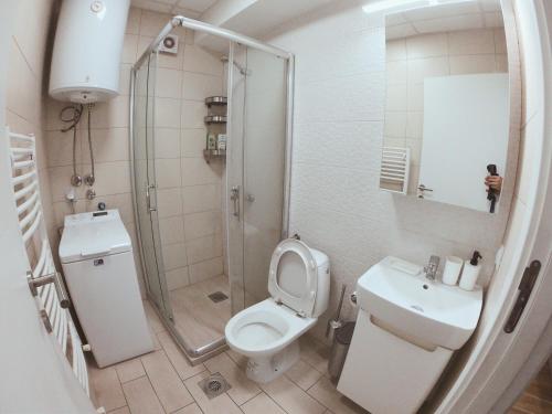 Bilik mandi di Oleander Apartment
