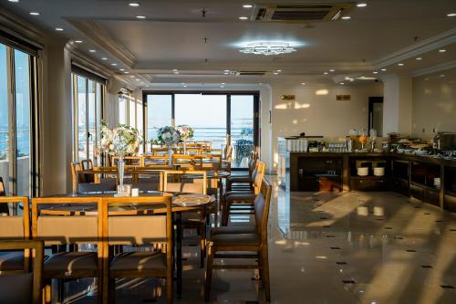 En restaurant eller et andet spisested på The One Ha Long Hotel