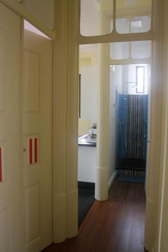 Ένα μπάνιο στο Hostel 402