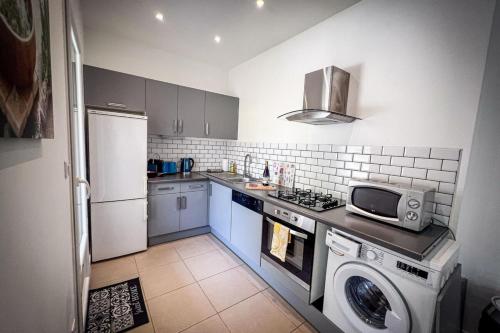 Il comprend une petite cuisine équipée d'un lave-linge et d'un four micro-ondes. dans l'établissement Ambre - Terrace Garden - by TGB, à Albitreccia