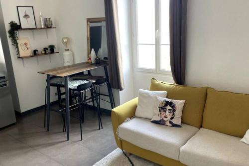 un salon avec un canapé et une table dans l'établissement Jenna - Sea view Cozy City trip - by TGB, à Ajaccio