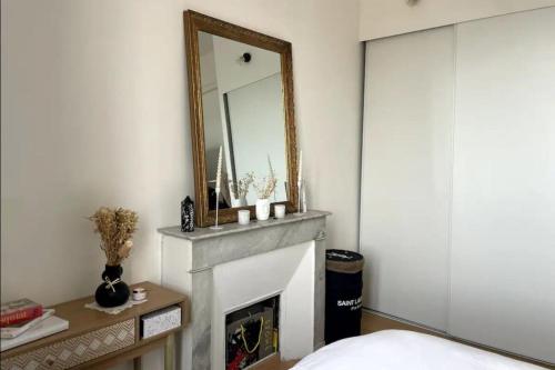 - un salon avec un miroir et une cheminée dans l'établissement Jenna - Sea view Cozy City trip - by TGB, à Ajaccio