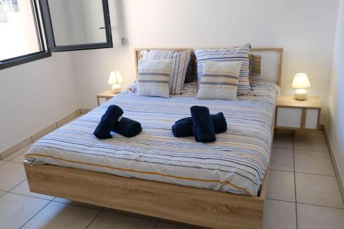 - une chambre avec un lit et deux lunettes dans l'établissement Enola - Sea view Terrace Parking - by TGB, à Pietrosella