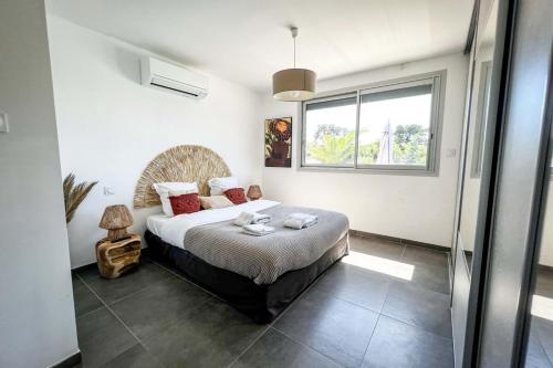 une chambre avec un lit et une fenêtre dans l'établissement Sasha - Villa Heated pool 8 Bedrooms - by TGB, à Grosseto-Prugna