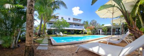 Hồ bơi trong/gần Le Mandala Moris Guesthouse Pointe aux Canonniers