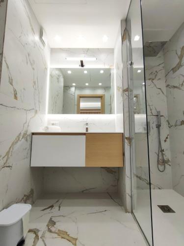 une salle de bain avec un lavabo et une douche dans l'établissement France 105 Super Centrale 2 Pers WiFi AC, à Nice