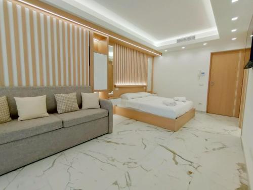 un salon avec un canapé et un lit dans l'établissement France 105 Super Centrale 2 Pers WiFi AC, à Nice