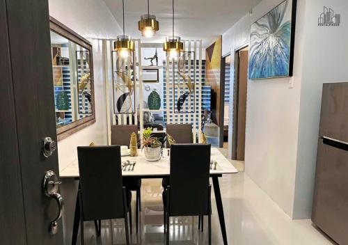 Gambar di galeri bagi Elegant Family Getaway 2BR Apartment in Puerto Princesa with Balcony - B2 5Moonstone di Puerto Princesa City