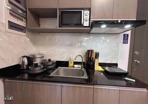 Dapur atau dapur kecil di Elegant Family Getaway 2BR Apartment in Puerto Princesa with Balcony - B2 5Moonstone