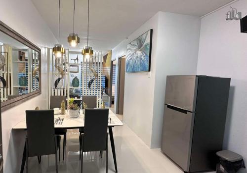 Dapur atau dapur kecil di Elegant Family Getaway 2BR Apartment in Puerto Princesa with Balcony - B2 5Moonstone