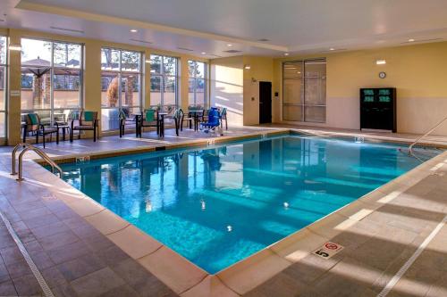 a swimming pool with blue water in a hotel at Courtyard by Marriott Nashville Mount Juliet in Mount Juliet