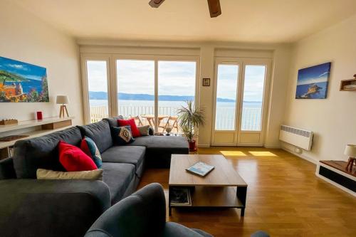 un salon avec un canapé et une table dans l'établissement Martina - Seafront Balcony Spacious - by TGB, à Ajaccio