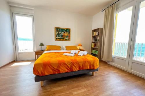 une chambre avec un lit avec deux serviettes dessus dans l'établissement Martina - Seafront Balcony Spacious - by TGB, à Ajaccio