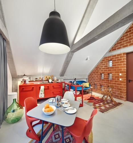 a dining room with a table and chairs and a kitchen at Engelwirt Hotel & Apartments in Berching