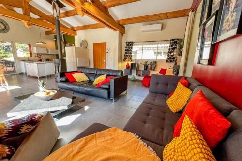 un salon avec un canapé et une table dans l'établissement Jardin des Abeilles - Villa Pool Terrace - by TGB, à Ocana