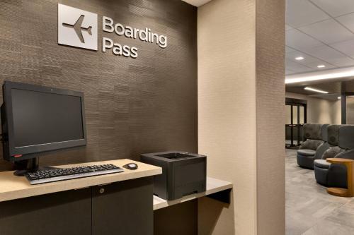 an office with a desk with a computer on it at Courtyard by Marriott St Paul Woodbury in Woodbury