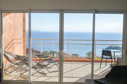 - un balcon en verre offrant une vue sur l'océan dans l'établissement Laetizia - Sanguinaires Sea View Terrace, à Ajaccio