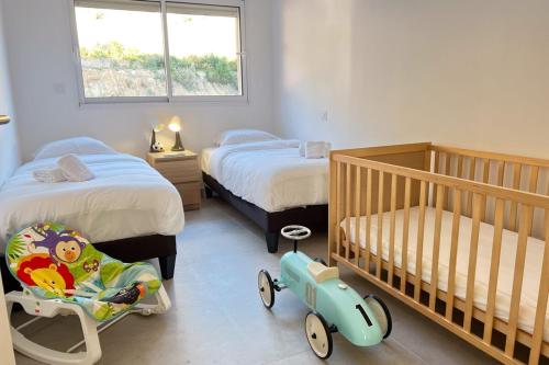 - une chambre avec 2 lits jumeaux et un lit bébé dans l'établissement Laetizia - Sanguinaires Sea View Terrace, à Ajaccio