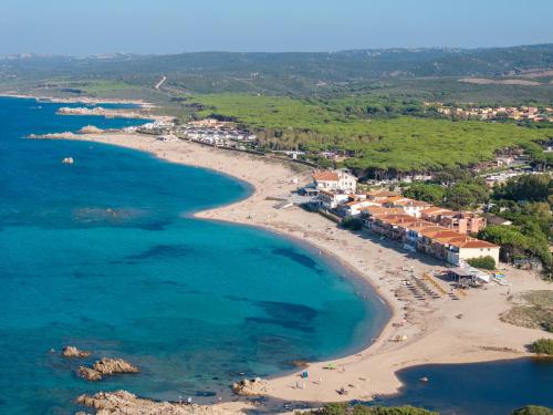 an aerial view of a beach with a resort at Residence Baia dei Mirti in Vignola Mare