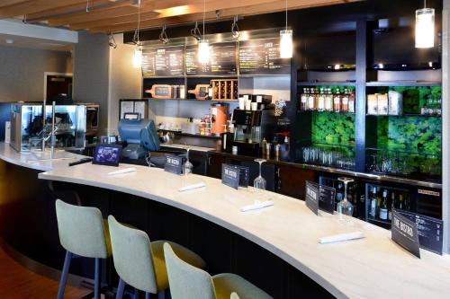 El lounge o bar de Courtyard Beckley