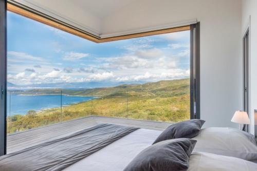 - une chambre avec une grande fenêtre donnant sur l'océan dans l'établissement Figoni - Unique Villa Pool Superb view - by TGB, à Coti-Chiavari