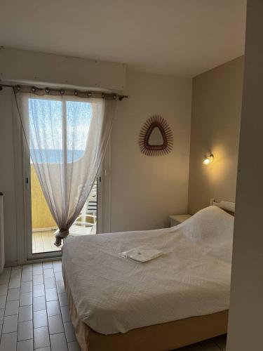 une chambre avec un lit et une grande fenêtre dans l'établissement AppartementT2 vue panoramique 4ARAX31 Superb loft with panoramic sea view, à Canet