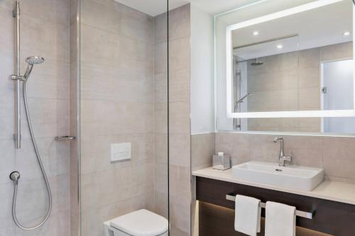 Un baño de Courtyard by Marriott Munich Garching