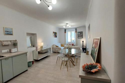 Lympia - Beach & Ferry by foot Balcony - by TGB