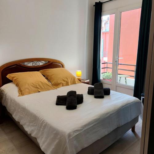 une chambre avec un lit avec deux serviettes dessus dans l'établissement Lympia - Beach & Ferry by foot Balcony - by TGB, à Nice