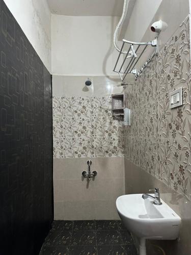 a bathroom with a sink and a toilet in it at Villa De Pondicherry in Pondicherry