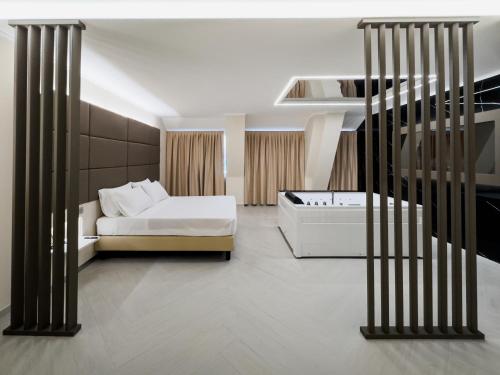 a bedroom with a bed and a bath tub at Grand Hotel Europa in Isernia