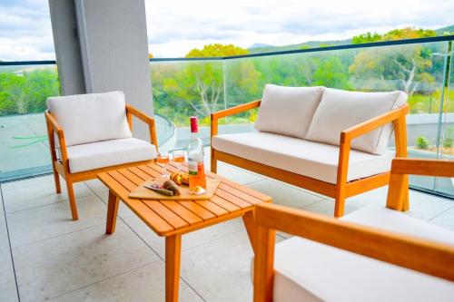 2 chaises et une table basse sur un balcon dans l'établissement Livia - Agosta beach by foot Terrace - by TGB, à Albitreccia