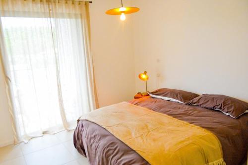 une chambre avec un lit et une grande fenêtre dans l'établissement Livia - Agosta beach by foot Terrace - by TGB, à Albitreccia